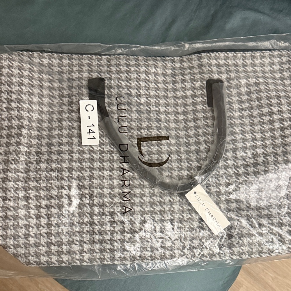 Lulu Dharma Houndstooth Tote Weekender Bag (Strap inside)
